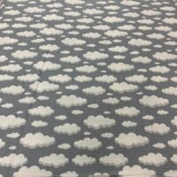 פיקה 220 עננים לבנים על רקע אפור בהיר