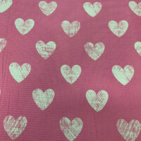 פיקה 220 לבבות לבנים עם קשקוש לבן עליהם על רקע ורוד מסטיק בהיר